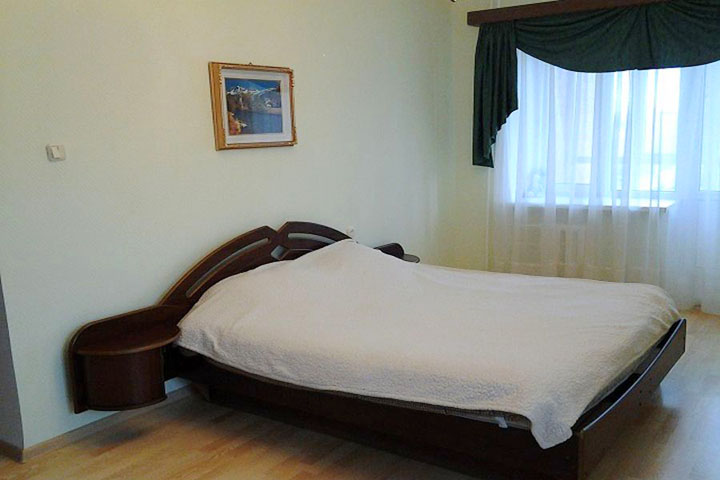 Фото гостиной, двуспальная кровать