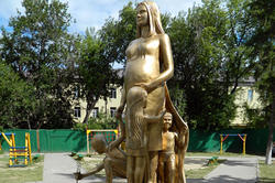 Скульптура "Мама"